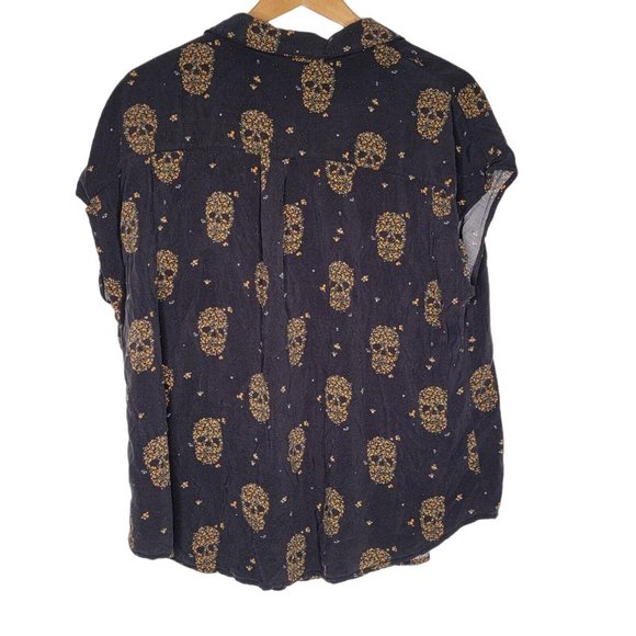 Torrid‎ Plus Size 1 / 1X Gray Floral Skull Women's Short Sleeve Button Up Top - Picture 2 of 3